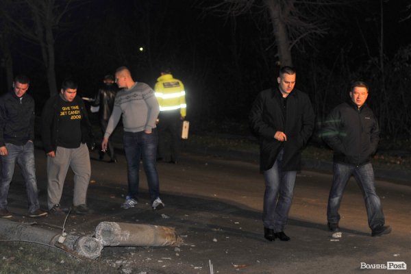 Аварія у Луцьку: машина розтрощила стовп, вулиця – без світла. ФОТО. ВІДЕО