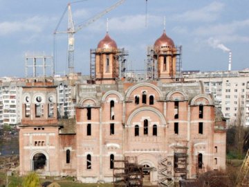 У Луцьку на території храму Всіх Святих Землі Волинської чистять подушки та перини, - депутат