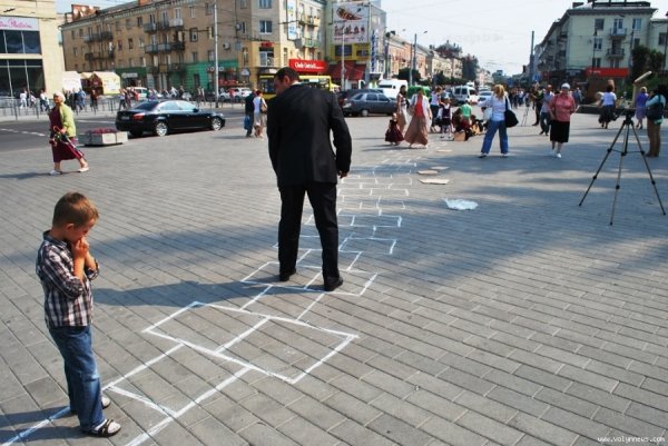 Як у Луцьку малювали найдовші класики України. ФОТО
