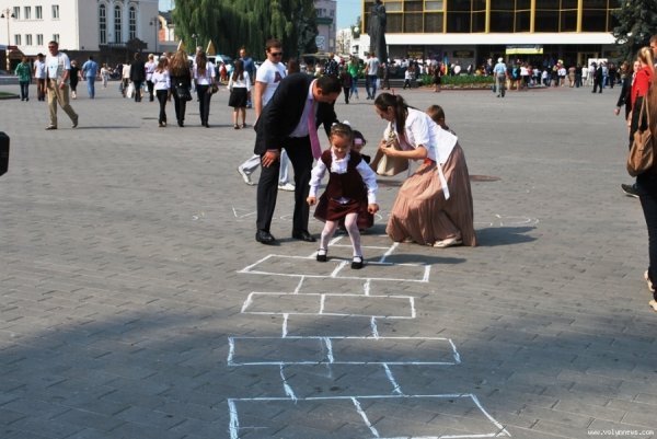 Як у Луцьку малювали найдовші класики України. ФОТО