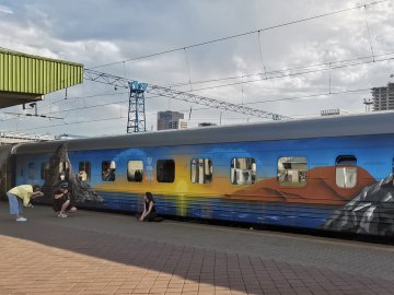 Художник Луцька розмалював вагон «Потяга до перемоги». ФОТО. ВІДЕО