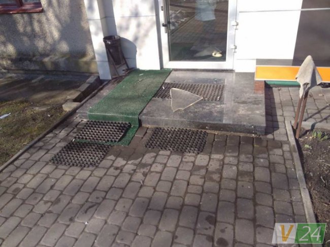 Небезпечні бурульки: у Луцьку брила льоду розбила дах аптеки. ФОТО