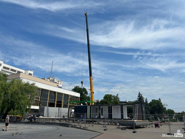 Великий монтаж на Театральному майдані: що тут буде. ФОТО