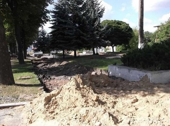 Як ремонтують площу в місті на Волині. ФОТО