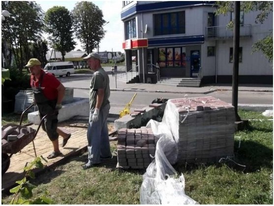 Як ремонтують площу в місті на Волині. ФОТО