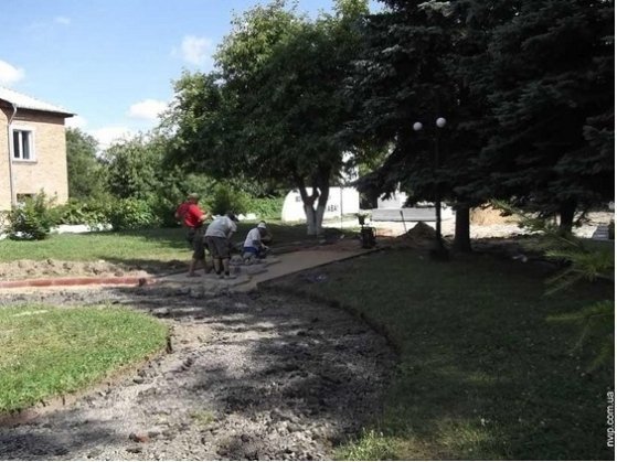 Як ремонтують площу в місті на Волині. ФОТО