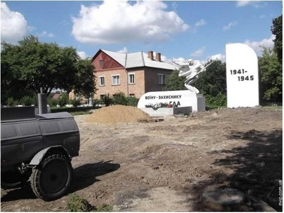 Як ремонтують площу в місті на Волині. ФОТО