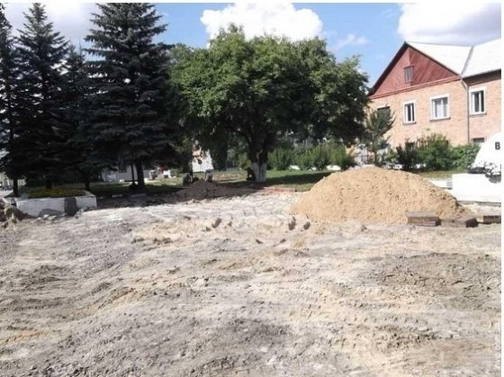 Як ремонтують площу в місті на Волині. ФОТО