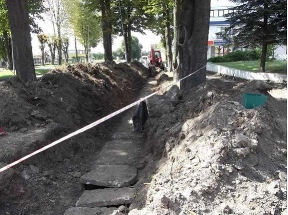 Як ремонтують площу в місті на Волині. ФОТО