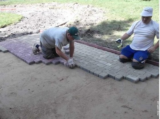 Як ремонтують площу в місті на Волині. ФОТО