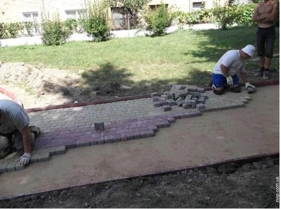 Як ремонтують площу в місті на Волині. ФОТО