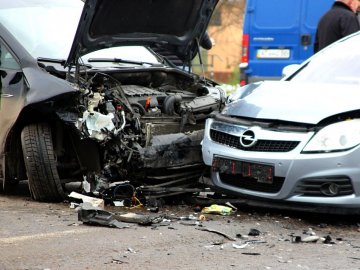 У місті на Волині – автотроща: зіткнулися 3 автівки. ФОТО