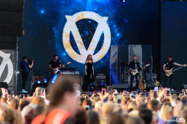 До Винника – навіть на милицях. ФОТОРЕПОРТАЖ із грандіозного концерту у Луцьку