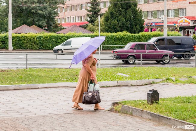 Парасольки і калюжі: дощовий день у Луцьку. ФОТО