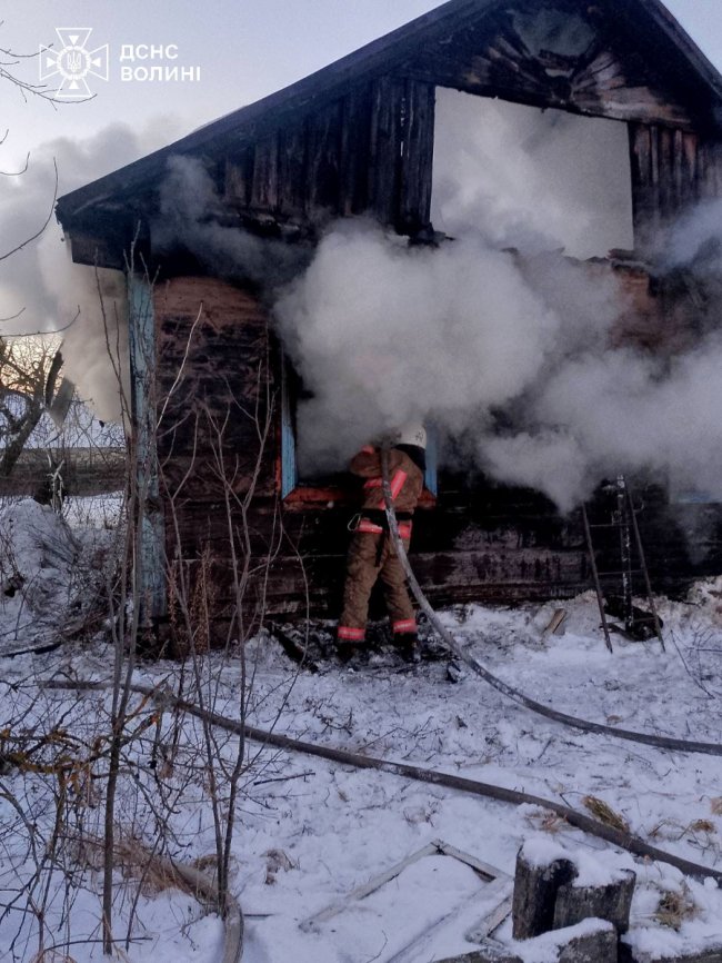 Бійці ДСНС із охопленого полум’ям будинку на Волині врятували людину