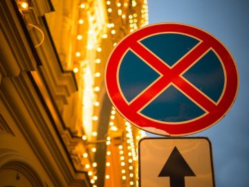 Просять розібратись з хаотичними стоянками на проспекті Перемоги у Луцьку