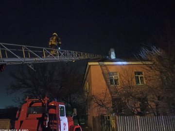 На Київщині рятувальники зняли з даху неадекватного чоловіка з трирічною дитиною