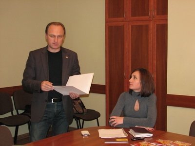 За перемогу в конкурсі школярам Луцька вручили цінні призи – футболки. ФОТО