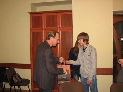 За перемогу в конкурсі школярам Луцька вручили цінні призи – футболки. ФОТО