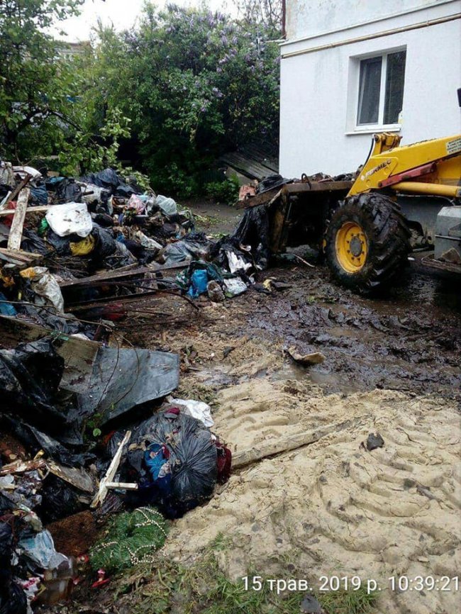 У Луцьку муніципали знесли незаконно встановлені халабуди