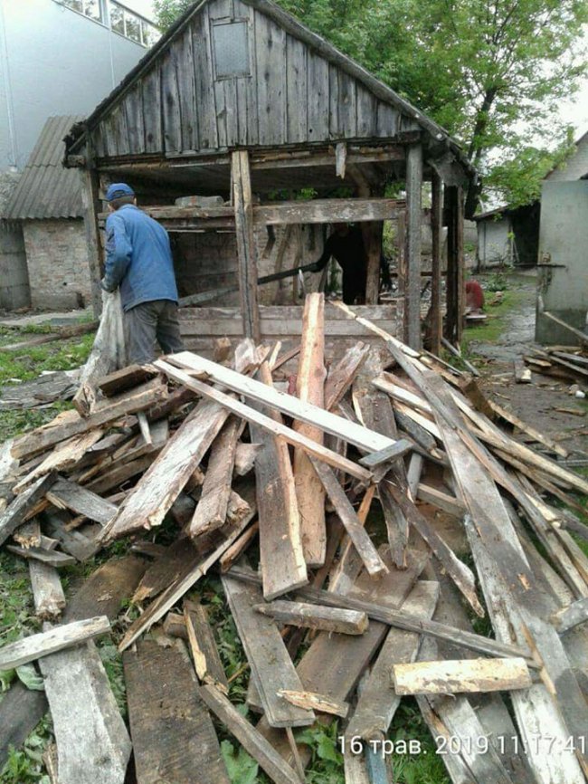 У Луцьку муніципали знесли незаконно встановлені халабуди