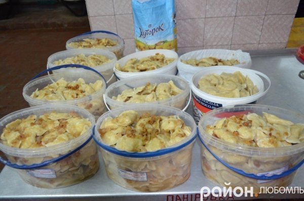 У Любомлі ліпили вареники для бійців на Схід