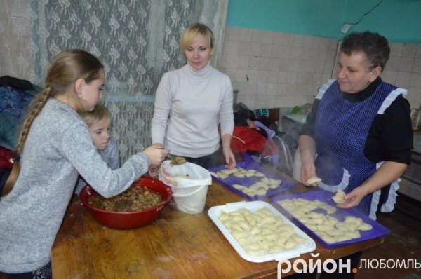 У Любомлі ліпили вареники для бійців на Схід