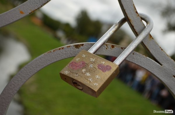 У Луцьку поряд з «Сіті-парком» відкрили Міст закоханих. ФОТО