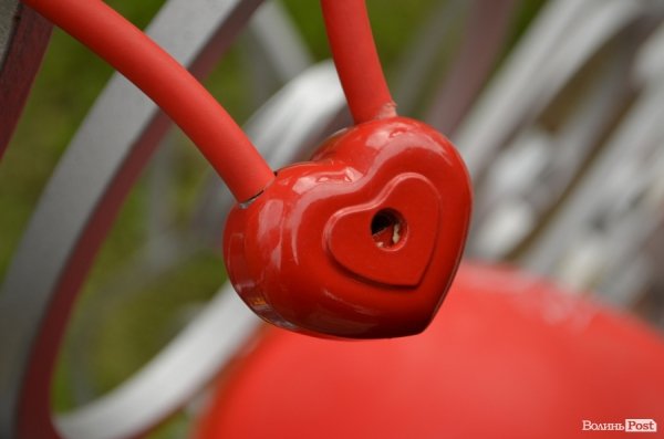 У Луцьку поряд з «Сіті-парком» відкрили Міст закоханих. ФОТО