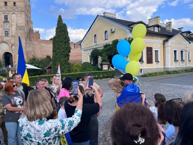 Потрапив у полон у свій день народження: у Луцьку зустріли звільненого з російської неволі воїна. ВІДЕО