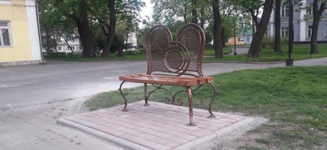 У Володимирі вандали знищили лавку для закоханих