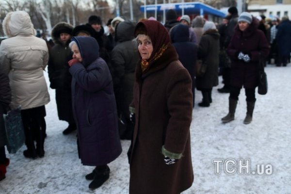 У Донецьку люди вистоюють черги на морозі за гуманітаркою. ФОТО