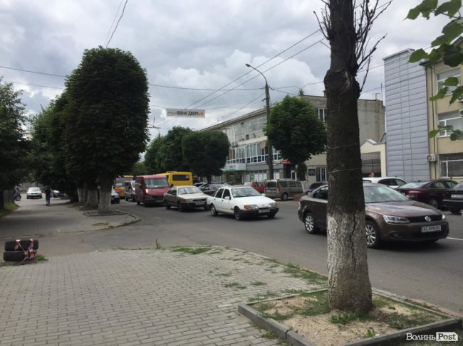 У Луцьку біля апеляційного суду – затор через аварію. ФОТО