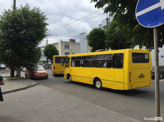У Луцьку біля апеляційного суду – затор через аварію. ФОТО