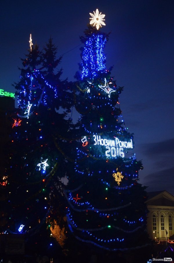 У Луцьку запалили новорічну ялинку. ФОТО