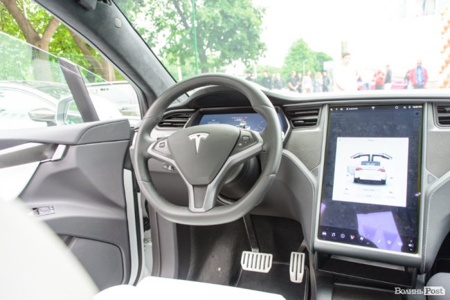 У Луцьку відкрили перший сервіс з продажу електромобілів*