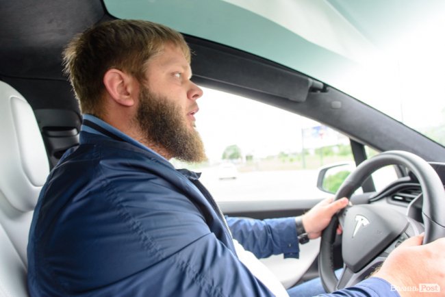 У Луцьку відкрили перший сервіс з продажу електромобілів*