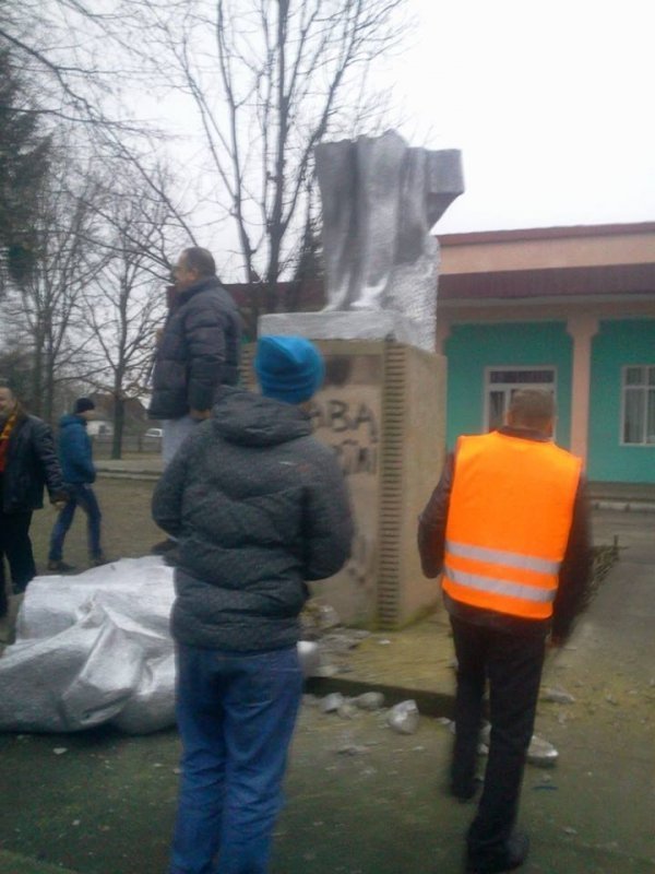 «Ленін, гудбай»: повалені ідоли на Волині. ФОТО