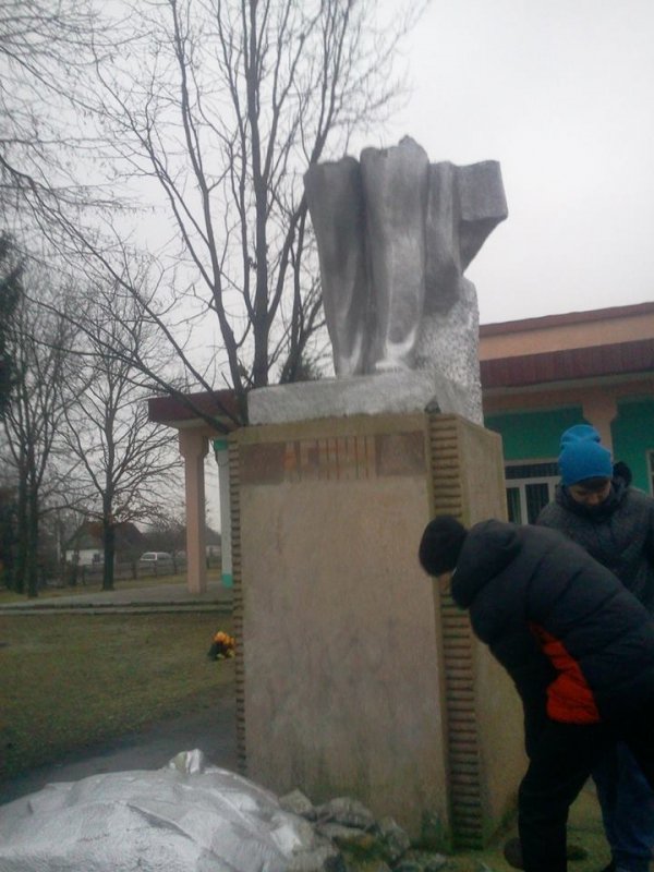 «Ленін, гудбай»: повалені ідоли на Волині. ФОТО