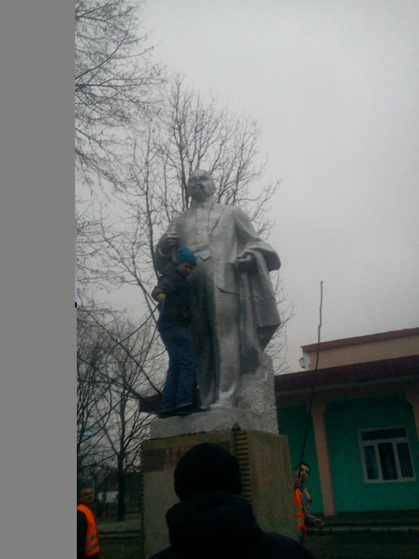 «Ленін, гудбай»: повалені ідоли на Волині. ФОТО