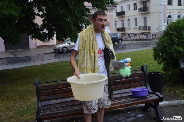 Лучанин помився в міській раді на очах у депутатів. ФОТО. ВІДЕО