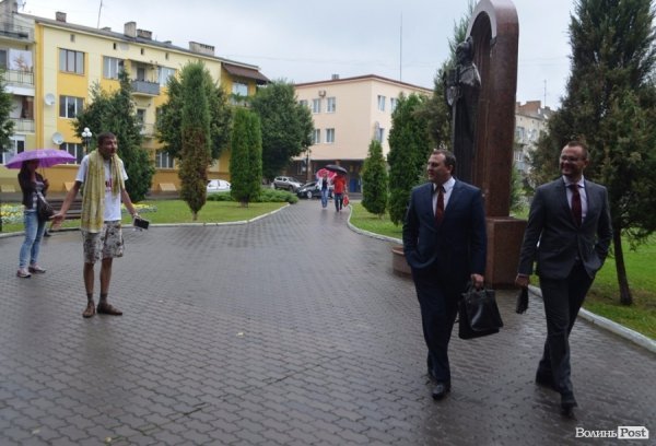 Лучанин помився в міській раді на очах у депутатів. ФОТО. ВІДЕО