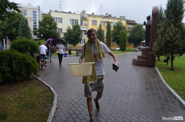 Лучанин помився в міській раді на очах у депутатів. ФОТО. ВІДЕО