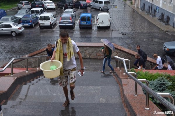 Лучанин помився в міській раді на очах у депутатів. ФОТО. ВІДЕО
