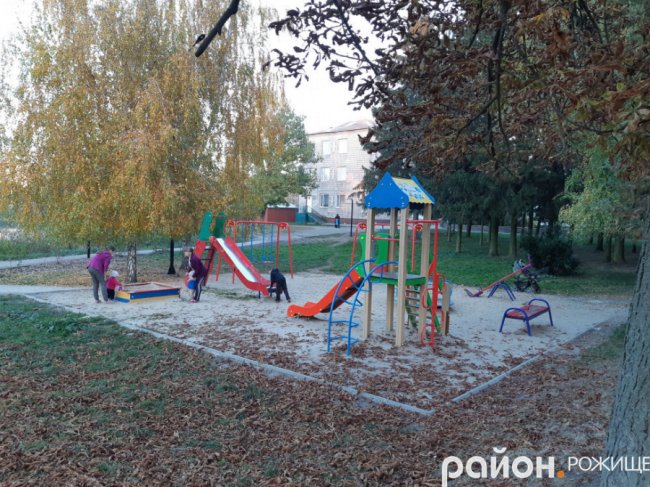 Місто на Волині восени: жовто-багряна краса. ФОТО