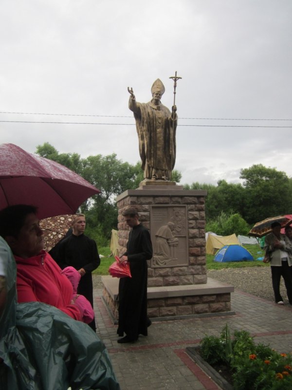 В Україні відкрили пам'ятник Івану Павлу ІІ. ФОТО
