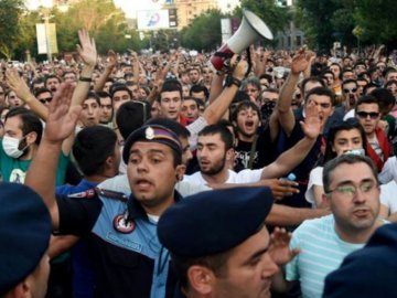 Учасники протесту в Єревані готуються до штурму. ВІДЕО