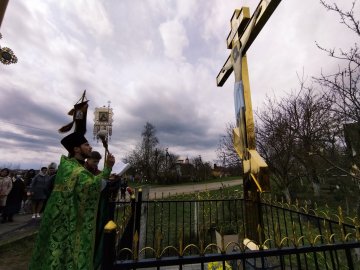 У центрі села біля Луцька встановили хрест. ФОТО