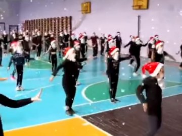 Луцькі школярі зустріли День святого Миколая флешмобом. ВІДЕО