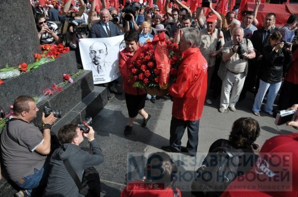 У Києві пакують в автозаки противників комуністів. ФОТО. ВІДЕО